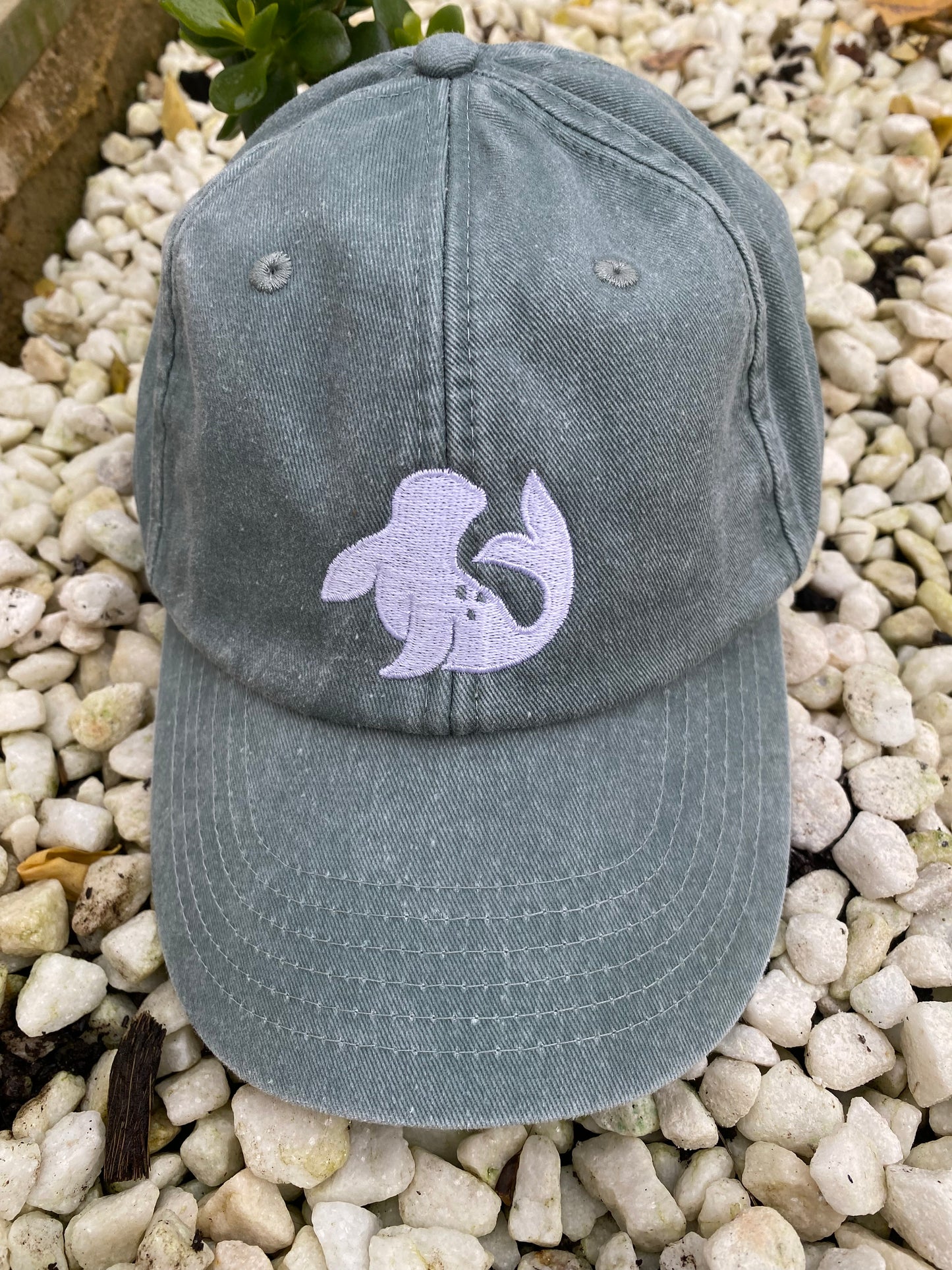 spotted-seal unisex cap in green Samphire with embroidered seal